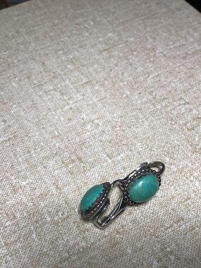 Turquoise sterling screw back earrings. Moms collections 💙💙💙💙 PETITE !!!